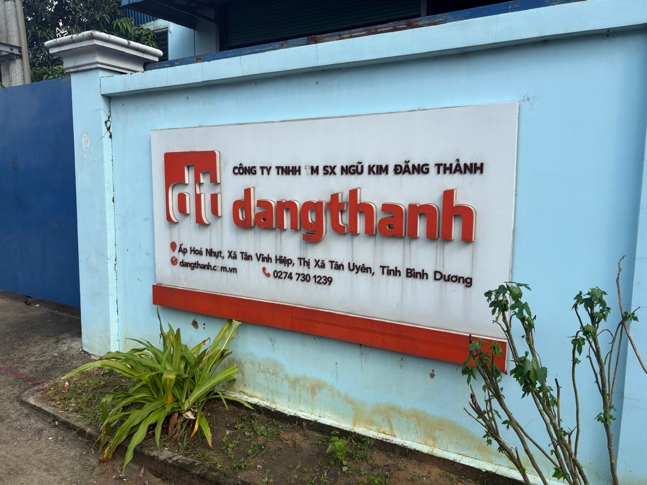 Company name plate